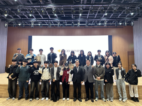 김대종 세종대 교수와 김상범 KB국민은행 수석전문위원, 학생들이 파이팅하고 있다. [세종대 제공]